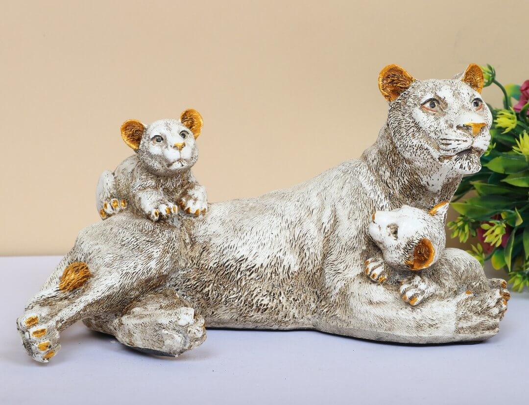 LIONESS WITH CUBS TABLE DÉCOR
