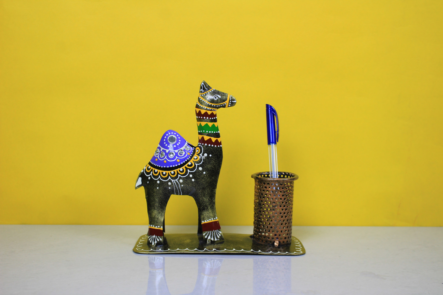Iron Camel Pen Stand